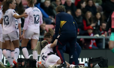 Lea Williamson es atendida por personal médico tras lesionarse durante el partido de liga del Arsenal contra el Manchester United.