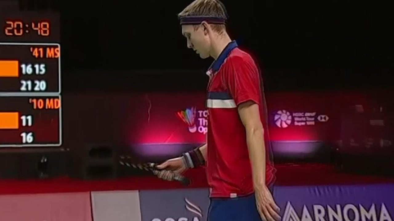 Viktor Axelsen Racket - Viktor Axelsen S Badminton Racket 360badminton ...