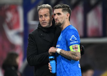 Kasper Hjulmand talks to his captain, Robert Andrich, on the touchline