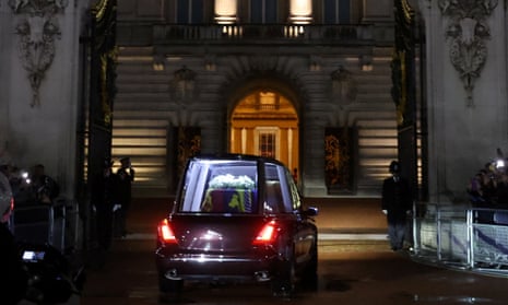 The hearse carrying the coffin of the Queen arrives at Buckingham Palace
