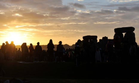 People gather to watch the sunrise on the longest day of the year during the summer solstice at the Stonehenge in Wiltshire, Britain, 21 June 2016.
