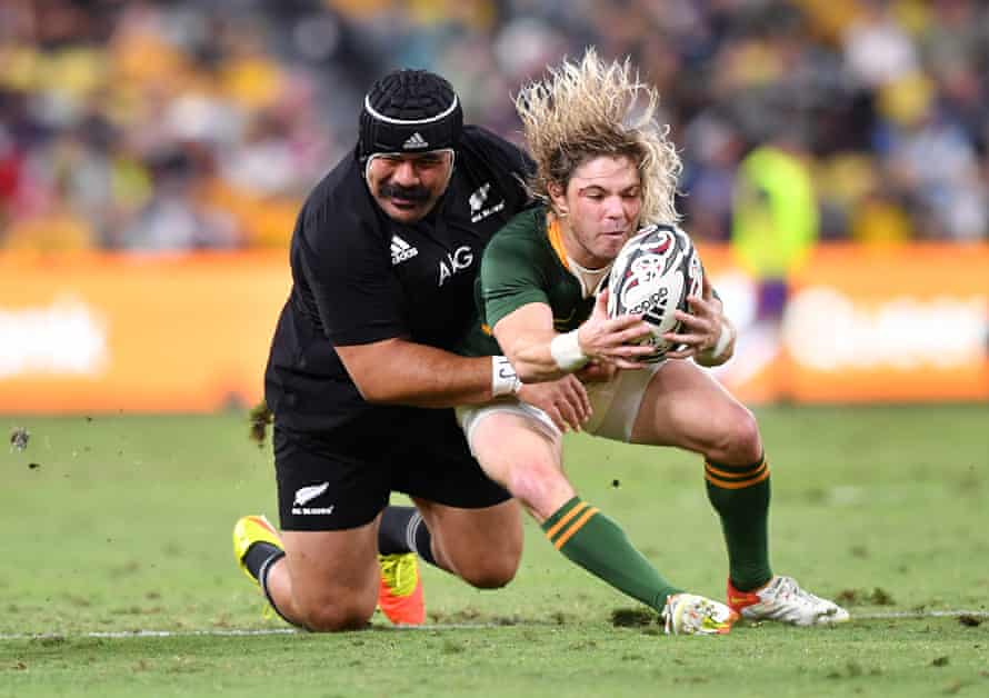Faf de Klerk of the Springboks is tackled by Karl Tu’inukuafe.