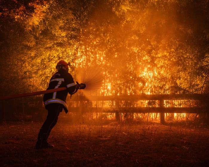 Europe wildfires: ‘Difficult hours lie ahead’ in battle to contain fires, says Pedro Sanchez as more than 300,000 flee homes in France and Spain