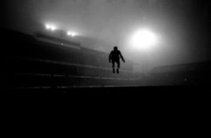 El portero del Tottenham, John Hollowbread, salta para mantenerse caliente durante un partido de la Copa FA en 1964.