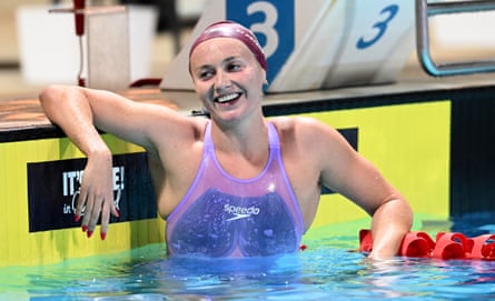 Titmus merayakan kemenangan final 400m di Gold Coast Aquatic Centre.