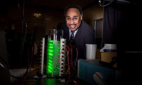 Prof Ronald Mallett with a ring laser at the University of Connecticut, in 2015.
