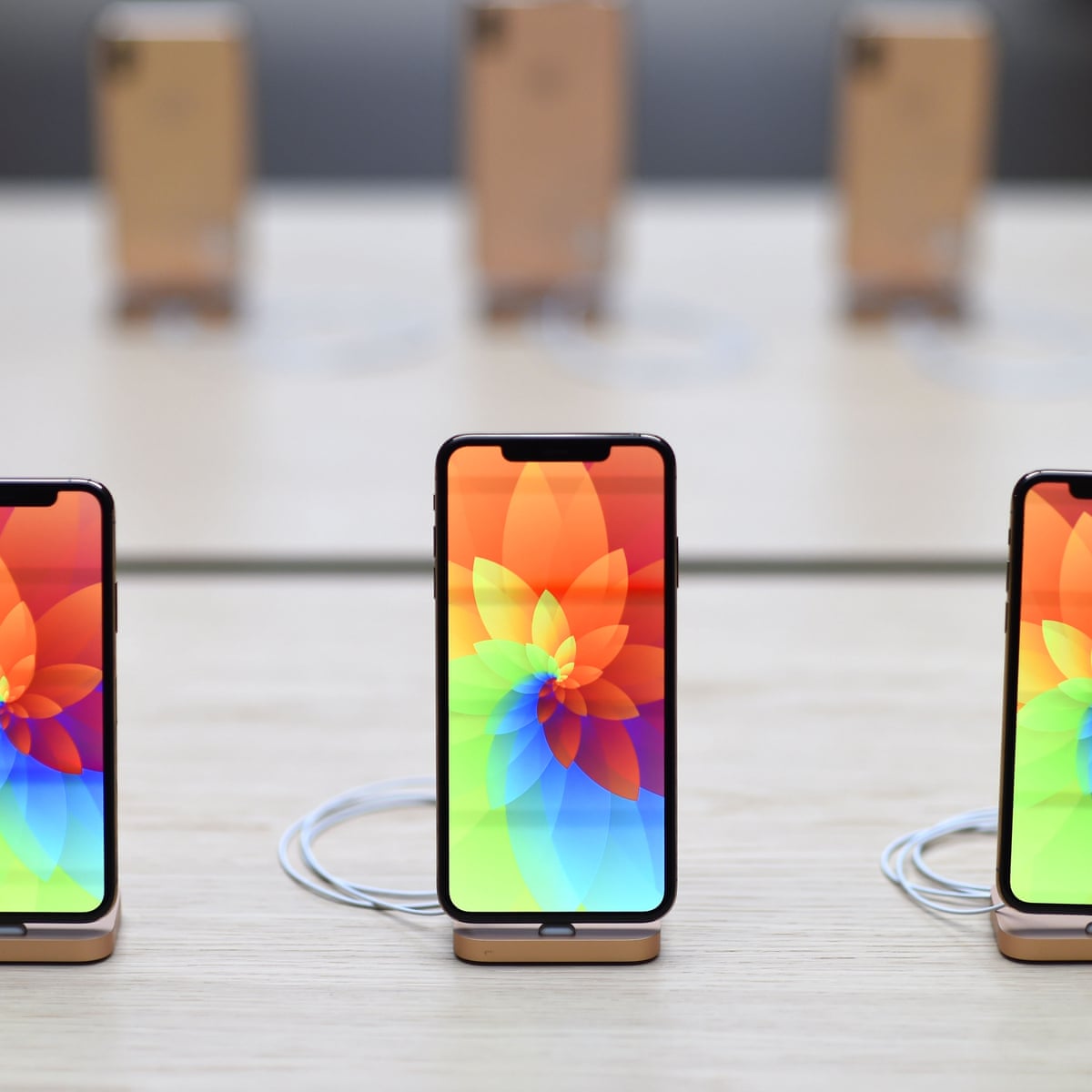 Apple Sees Record Breaking Quarter With 62 9bn In Revenues Technology The Guardian