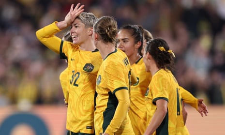Michelle Heyman ăn mừng sau khi ghi bàn ở phút bù giờ để mang về trận hòa 1-1 cho Matildas trước Trung Quốc trong trận giao hữu của họ tại Adelaide Oval
