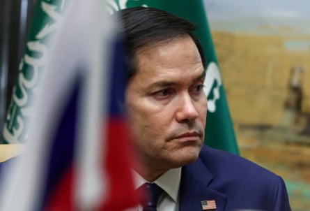 κοντινό πλάνο του προσώπου του Μάρκο Ρούμπιο στη συνάντηση