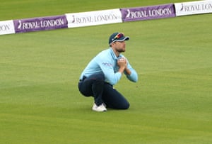 Dawid Malan takes the catch to dismiss Shadab.