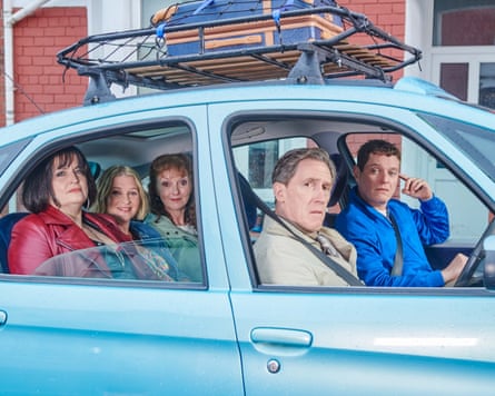 Nessa (Ruth Jones), Stacey (Joanna Page), Gwen (Melanie Walters), Bryn (Rob Brydon), Gavin (Mathew Horne) in Gavin & Stacey.
