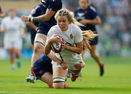 Zoe Aldcroft scores England’s sixth try.