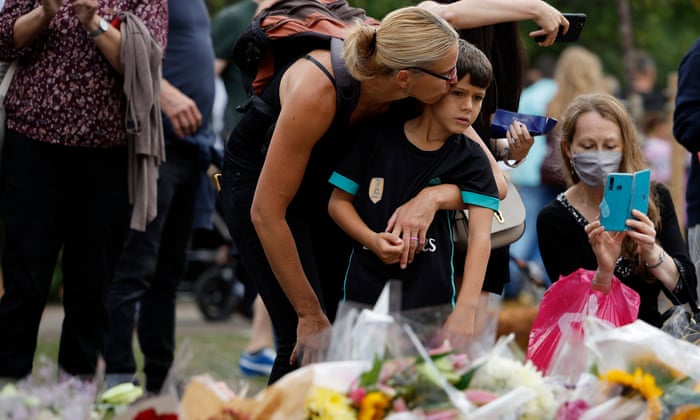 People visit a fountain in St. James’s Park where flowers have been laid in honour of Queen Elizabeth II.