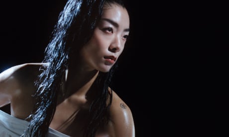 رينا ساوياما با لباس سفيد ژست گرفته است