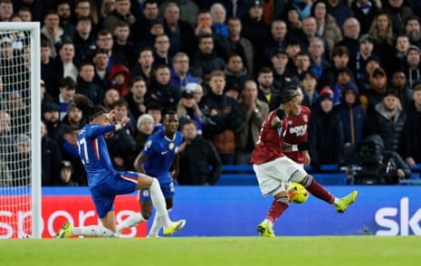 Crysencio Summerville shoots to score