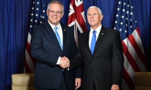 Scott Morrison berjabatan tangan dengan Wakil Presiden AS Mike Pence