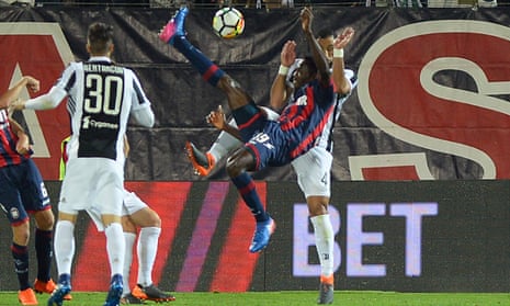 Crotone’s Simy launches into the overhead kick that earned his team a point