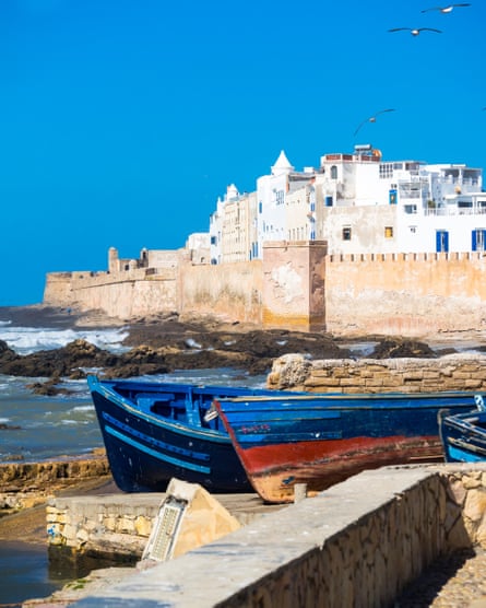 Morocco, Essaouira, Sqala de la Kasbah, sea wall of old townBlick über Fischerboote auf die Sqala de la Kasbah, Malecon der Altstadt von Essaouira, Medina, Unesco-Weltkulturerbe, Marokko, Nordafrika