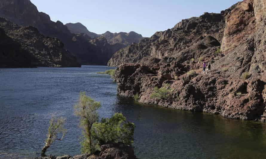 Bazı eyaletler içme suyu ve ürün yetiştirmek için Colorado Nehri'ne güveniyor.