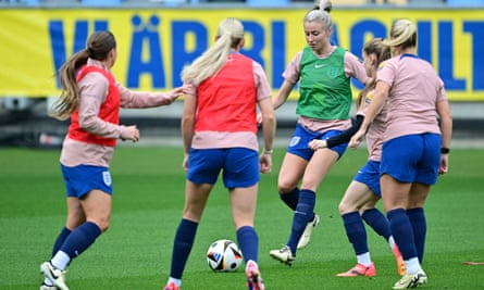 Leah Williamson (in green) in England training
