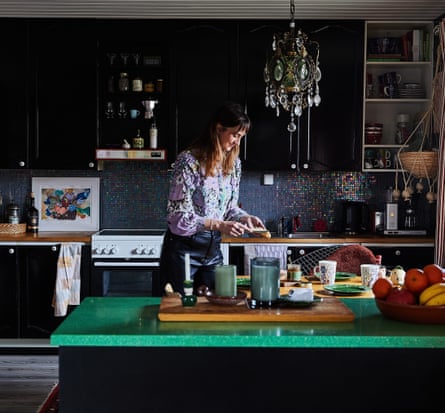 The kitchen, with green counter made of recycled plastic.