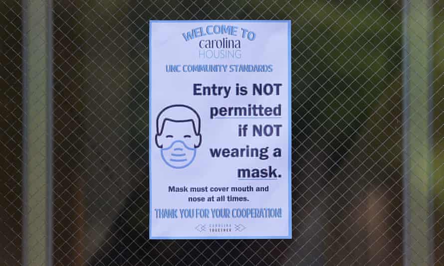 Un indicator este afișat la intrarea în căminul Hinton James de la Universitatea din Carolina de Nord din Chapel Hill, Carolina de Nord în august 2020.