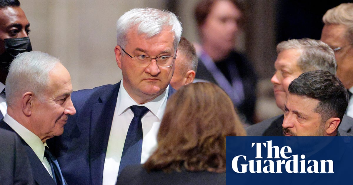 Benjamin Netanyahu (trái) và Volodymyr Zelenskyy (phải) cùng Ngoại trưởng Ukraine Andrii Sybiha (giữa) tại lễ tang của cố thượng nghị sĩ Mỹ và đồng minh Lindsey Graham ở Nhà thờ Quốc gia Washington (Ảnh: Chip Somodevilla/Getty Images)