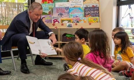 Anthony Albanese reads to children