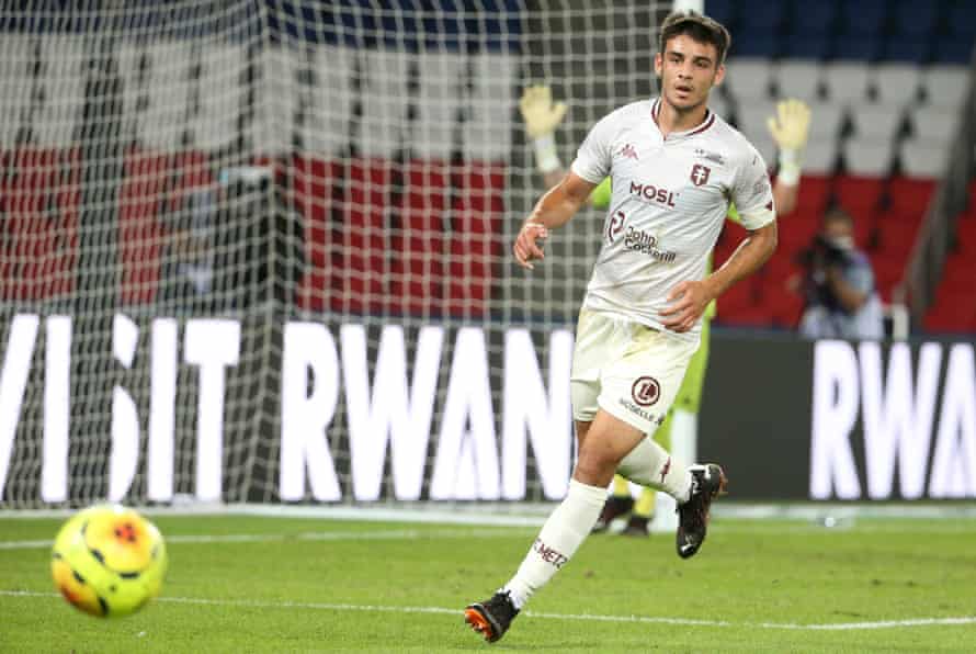 Fabien Centonze playing for Metz against PSG.