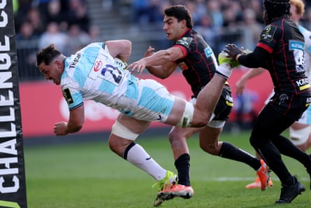 Jaco Coetzee scores Bath’s seventh try against Gloucester.