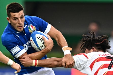 The full-back Tommaso Allan escapes a tackle from the Japan flanker Shota Fukui during a warm-up in August