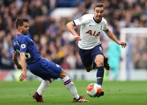 Harry Winks battles for the ball against César Azpilicueta
