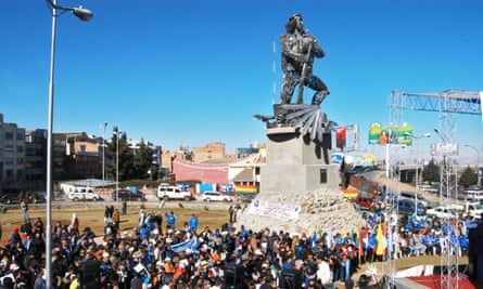 A scrap metal statue of Ernesto “Che” Guevara is inaugurated in a park in El Alto.