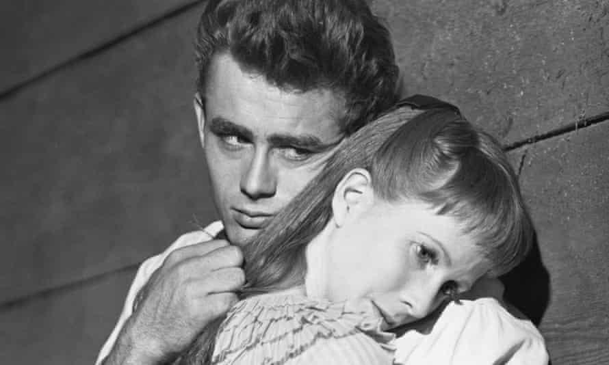 James Dean et Julie Harris dans la version cinématographique de 1955 de East of Eden de Steinbeck