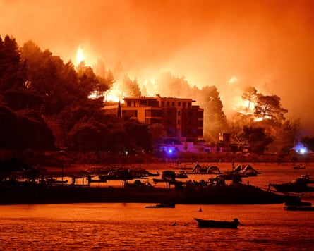 A large fire broke out last night in Lokva Rogoznica and spread to the area above Omis,