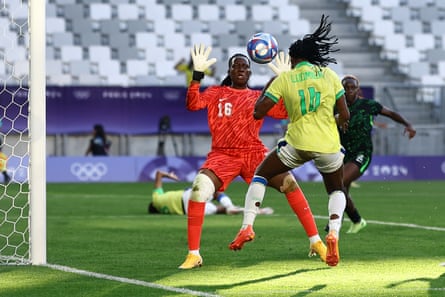 Chiamaka Nnadozie blocks a changeable by Ludmila of Brazil.