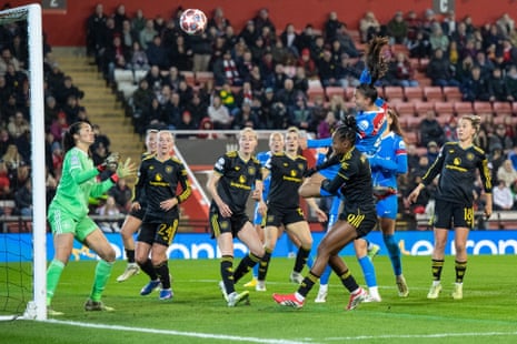 Lauren of Atlético Madrid (third from right) heads over.