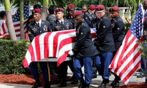 La大卫·约翰逊的棺材由佛罗里达州的仪仗队。五角大楼拒绝释放特种兵团队的具体任务的详细信息。