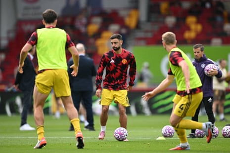 Manchester United’s players warm up with a few pre-match rondos.