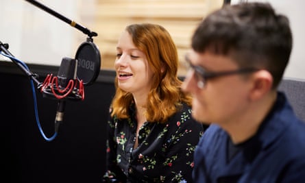 La journaliste du Guardian Jessica Murray chante dans un microphone pour aider à créer un carillon.