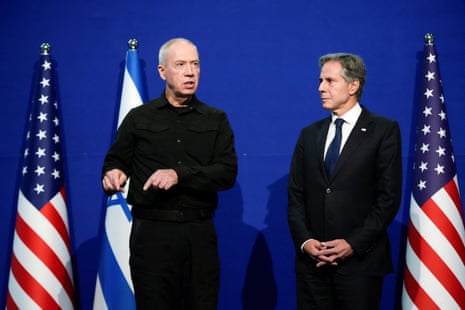 O secretário de Estado dos EUA, Antony Blinken, e o ministro da Defesa de Israel, Yoav Gallant, fazem breves declarações à mídia no The Kirya, o Ministério da Defesa de Israel, em Tel Aviv.