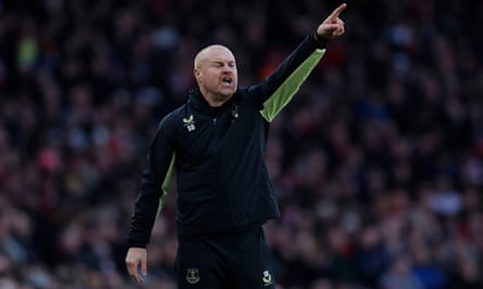 Sean Dyche on the touchline gestures to his Everton team