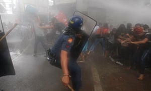 Manifestantes nas Filipinas foram dispersados pela polícia como eles demonstraram ao longo da desigualdade em 2011.