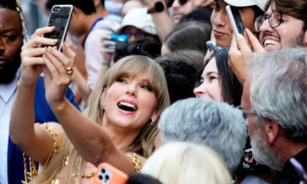 Taylor Swift pose pour un selfie avec des fans au festival international du film de Toronto en septembre.