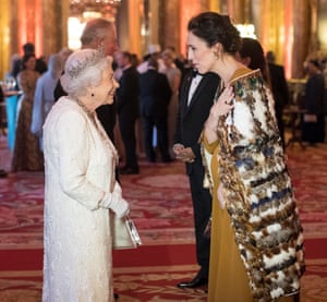 Jacinda Ardern wears Mori cloak to Buckingham Palace – Trending Stuff The