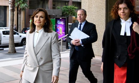 Lisa Wilkinson (izquierda) llega al tribunal federal de Australia en Sydney.