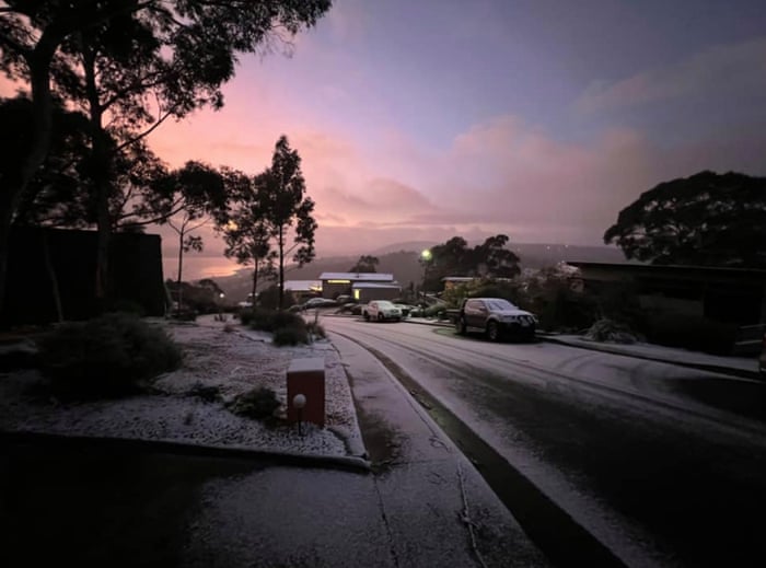 Australia news live: budget to prioritise childcare and health costs; at least 25 Covid deaths recorded 3 The sun rises to reveal a smattering of snow in Hobart’s Tolmans Hill.