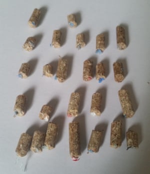 Una foto tomada por el granjero Alex Rock de algunos de los pellets de alimentación animal.