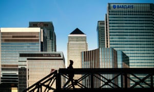 Sebuah jembatan di depan cakrawala Canary Wharf, di London Timur.