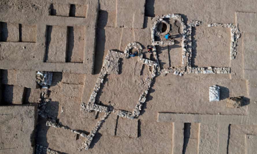 Una vista aérea de la antigua mezquita recientemente descubierta en la ciudad beduina de Rahat.